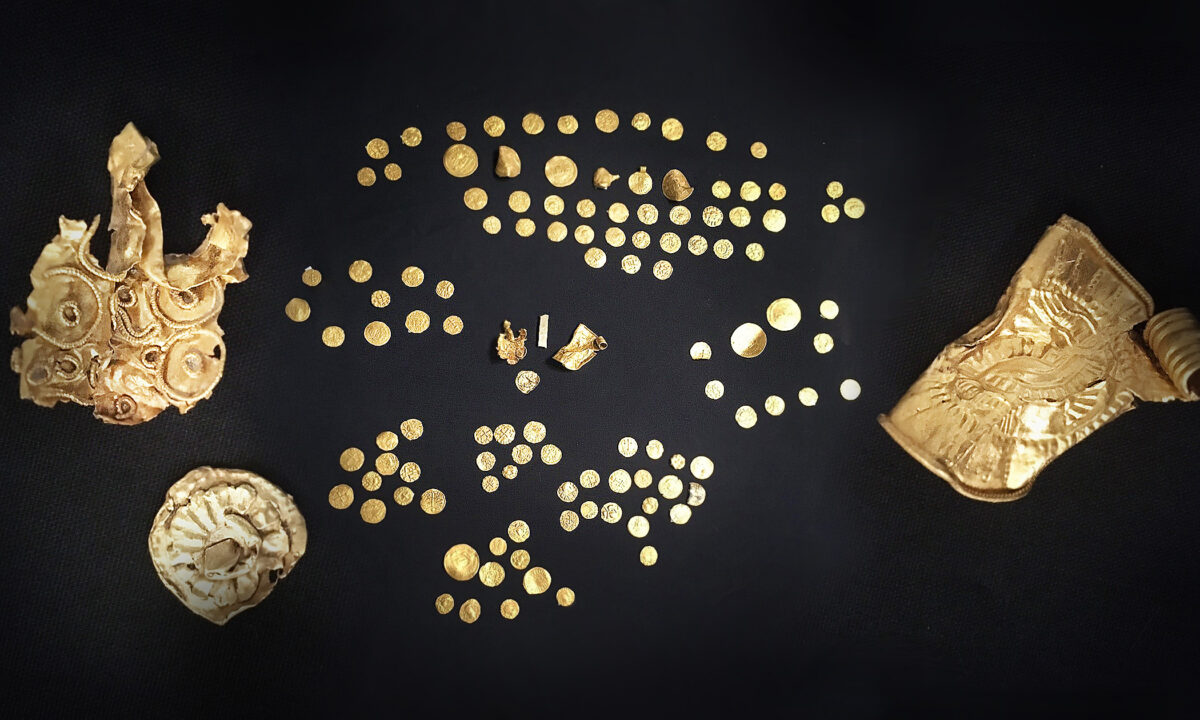 英國尋寶愛好者近幾年挖掘出大量寶藏，其中包括131枚金幣和其它一些黃金製品，其歷史可追溯到1,400年前。（大英博物館提供）