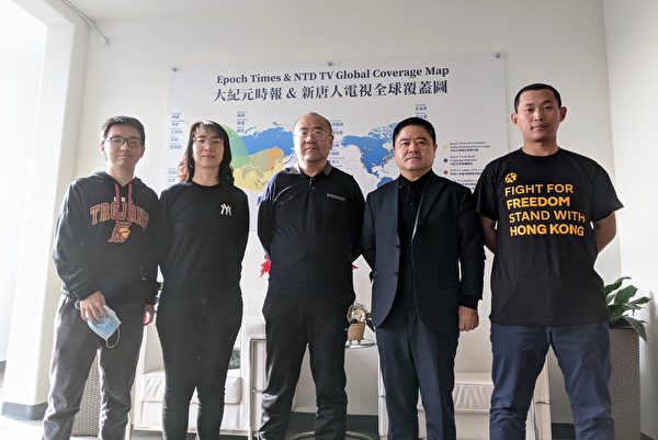 2020年12月10日世界人權日,中國民主黨正式啟動中國酷吏舉報清算中心(CTOWC),將透過曝光和懲治中共酷吏,來幫助中國的受害者。圖為12月9日該中心主要成員鄭存柱(右三)、李傳良(右二)等人於洛杉磯接受《大紀元》採訪。(徐綉惠/大紀元)