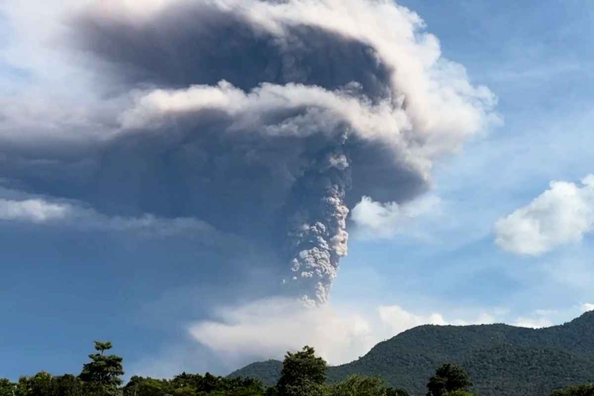 2025年5月18日,位於印尼東努沙登加拉省弗洛勒斯島(Flores Island)的勒沃托比火山(Mount Lewotobi Laki-Laki)噴發出巨大的火山灰雲。(Bung Sila/AFP via Getty Images)