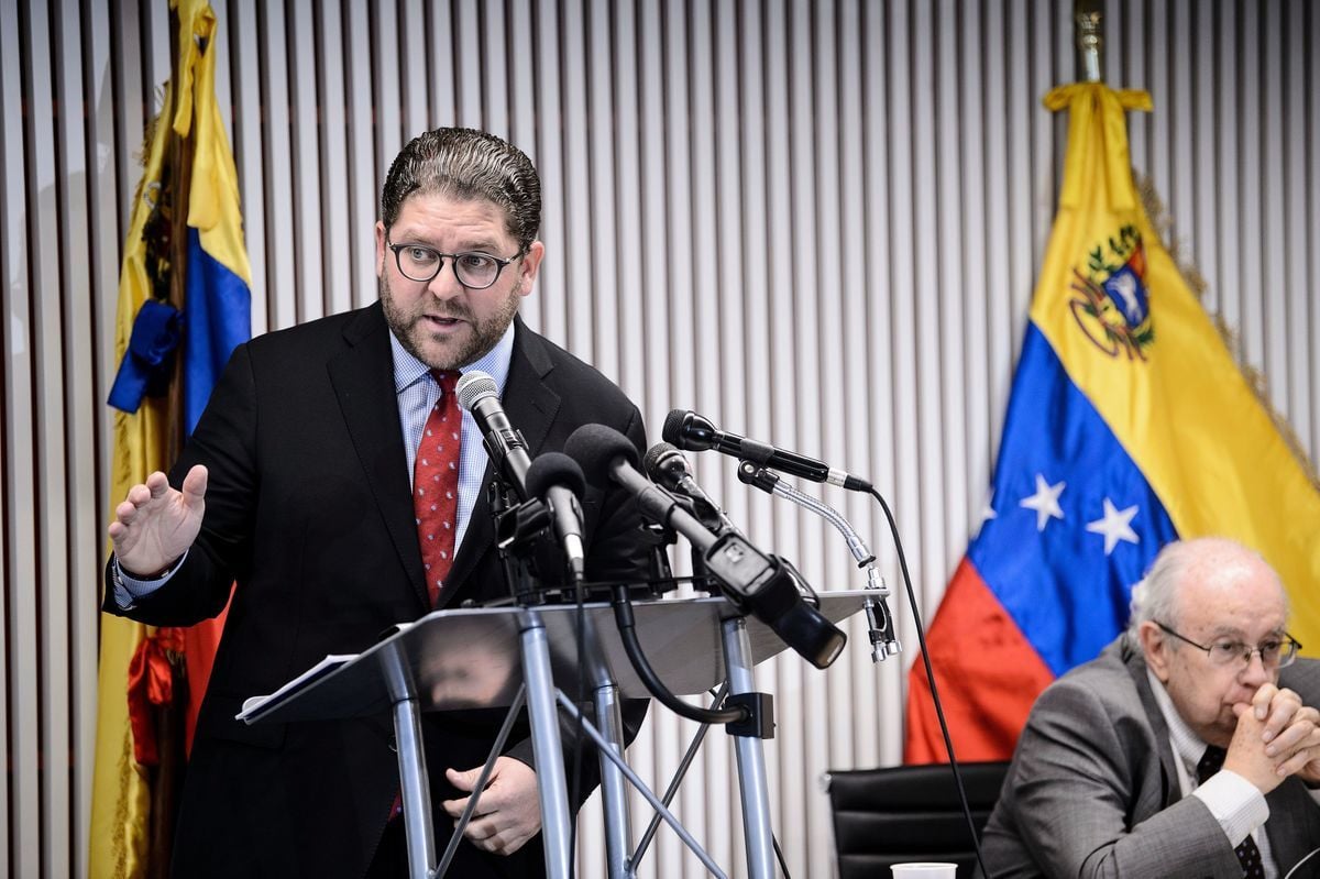2019年2月21日，美國首都華盛頓，委內瑞拉反對派駐華盛頓特使的高級助理古斯塔沃・馬爾卡諾（Gustavo Marcano）（左）在新聞發佈會上發言。右為委內瑞拉常駐美洲國家組織代表古斯塔沃・塔雷（Gustavo Tarre）在主席台上聆聽。（BRENDAN SMIALOWSKI/AFP/Getty Images）