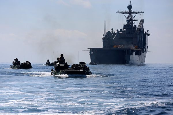 2014年8月31日，美軍第 11 海軍陸戰隊遠征部隊與馬來西亞軍隊聯合演習期間，第1陸戰隊第 2營的兩棲攻擊車，從康斯托克號登陸艦的船塢駛出。（美國海軍陸戰隊）