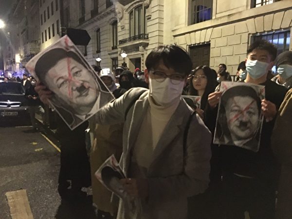 11月27日，上千中國留學生來到倫敦大使館前，高喊共產黨下台。（馬建提供）