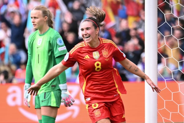 2025年7月27日,女足歐國盃(UEFA Women’s Euro)決賽上,世界排名第五的英格蘭女足通過十二碼大戰,以3:1擊敗世界排名第二的西班牙隊,從而以總比分4:2戰勝對手,成功衛冕「歐國盃」冠軍。圖為西班牙前鋒卡爾登泰(Mariona Caldentey)攻入了本場比賽第一粒入球。(Sebastien Bozon/AFP via Getty Images)