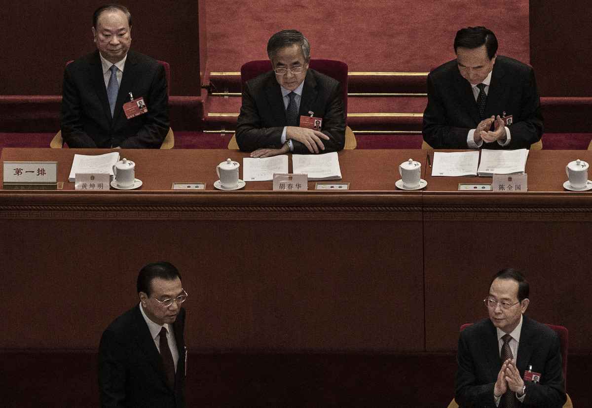 2022年3月5日，中共人大會議上，胡春華（上中）等目送李克強（左下）走向講台做報告。（Kevin Frayer/Getty Images）