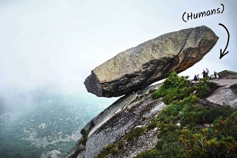 俄羅斯500噸「懸岩」緊貼懸崖達10萬年