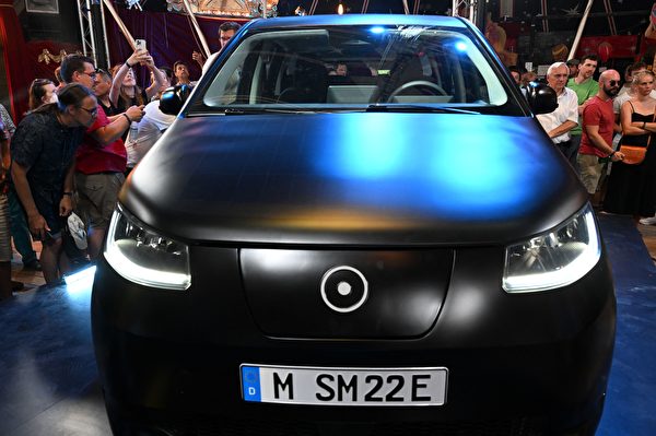 2022年7月25日,德國慕尼黑,Sono Motors公司展示一輛名為「Sion」 的太陽能電動車(solar electric vehicle,簡稱SEV)。(Christof Stache/AFP via Getty Images)