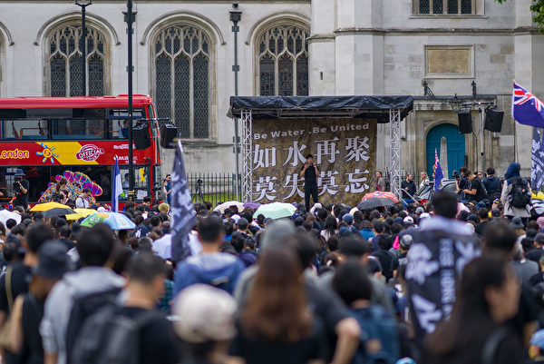 2022年6月12日，倫敦「6‧12三周年」集會 數千港人齊聚議會廣場。（晏寧／大紀元）