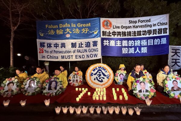 墨爾本法輪功中領館前燭光守夜 籲制止中共迫害