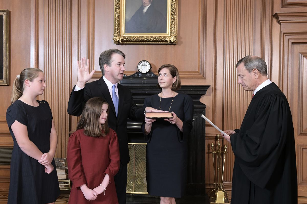 美國新任大法官2018年10月6日宣誓就職，應驗了神對特朗普的預言。（FRED SCHILLING/AFP/Getty Images）