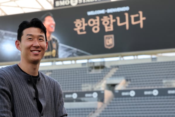 2025年8月6日,「亞洲一哥」、33歲南韓球星孫興慜(Son Heung-min)離開英超豪門熱刺俱樂部,結束了自己長達17年的旅歐生涯,正式轉會洛杉磯FC隊,征戰美國職業足球大聯盟(美職聯)。(Kevork Djansezian/Getty Images)