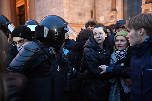 在俄羅斯總統9月21日宣布部份動員後，警察在聖彼得堡抓抗議人士。 在俄羅斯各地的示威活動中，有 1,300 多人被捕。（ OLGA MALTSEVA/AFP via Getty Images）