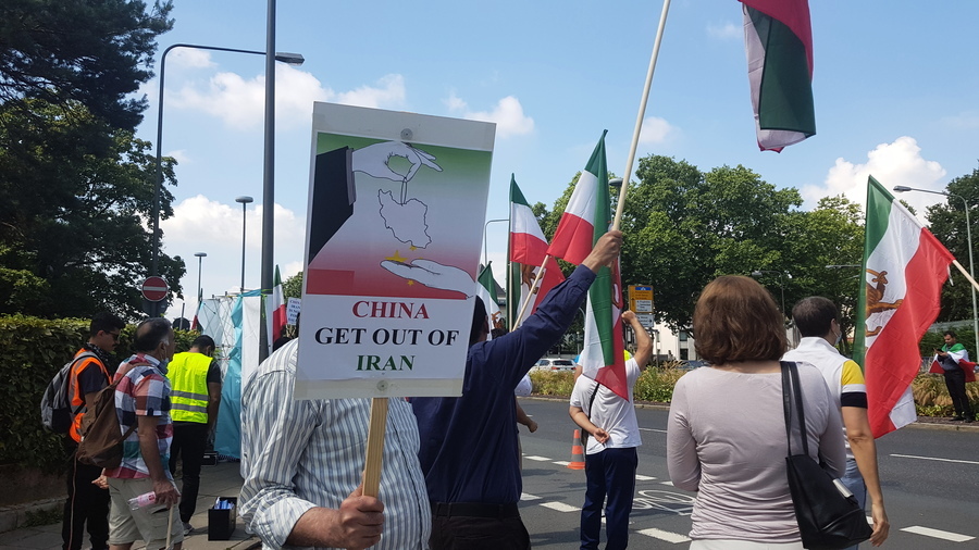 「打倒中共」 伊朗人在法蘭克福中領館抗議