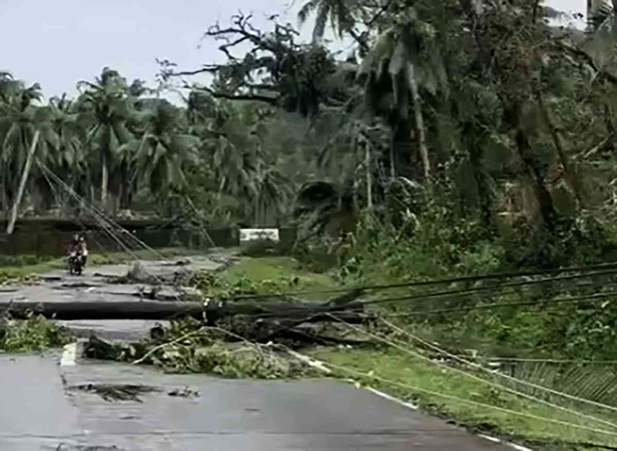 2025年9月26日,颱風「博羅依」過境後,馬斯巴特省(Masbate)莫博市(Mobo)的一根電線杆被強風吹倒,橫跨在路上。(Handout/MOBO MUNICIPAL DISASTER RISK REDUCTION MANAGEMENT OFFICE/AFP)