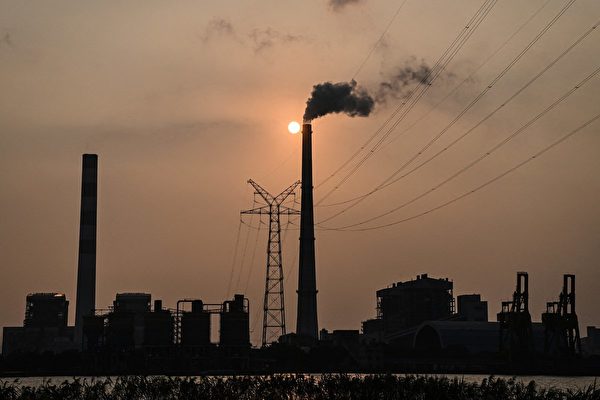 大陸動力煤價格再創新高。圖為上海吳涇煤炭發電廠外貌。（HECTOR RETAMAL/AFP via Getty Images）