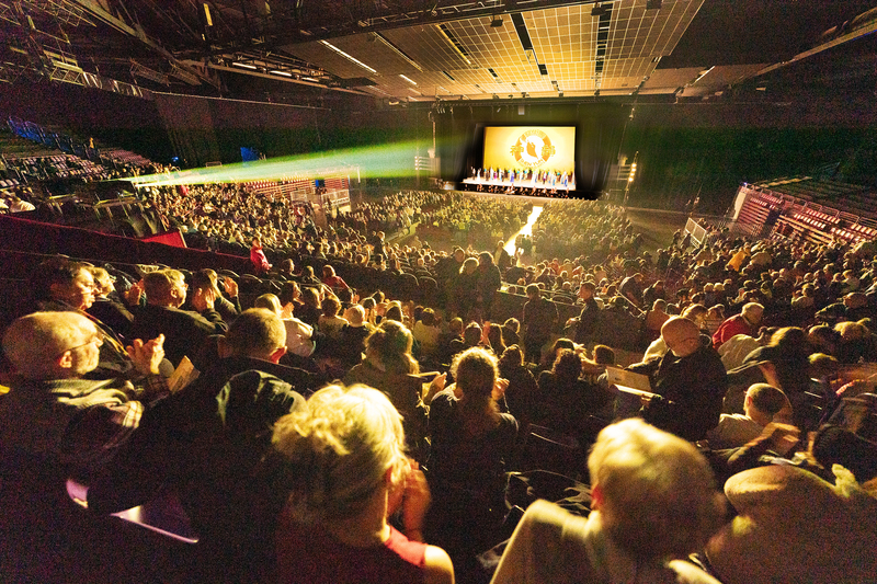 神韻法國周六兩場爆滿 歐洲多國精英齊讚