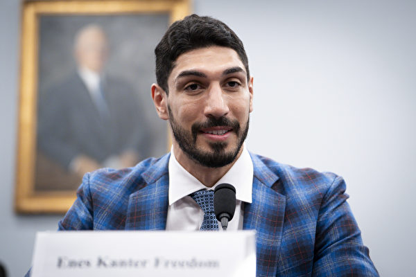 2023年7月11日,華盛頓,人權倡導者、前NBA籃球運動員埃內斯‧坎特‧自由(Enes Kanter Freedom)在國會中國問題執行委員會舉行的題為「企業共謀:為中共侵犯人權提供資助」的聽證會上作證。(Madalina Vasiliu/英文大紀元)