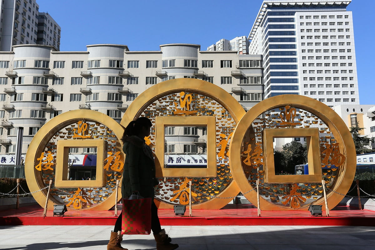 中共正在加快地方政府債券發行進度。圖為2014年中國鄭州一銅硬幣形狀的裝飾物。（VCG/VCG via Getty Images）