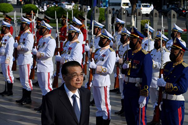 2022年11月9日，中共總理李克強在柬埔寨金邊訪問時走過儀仗隊。（Tang Chhin Sothy/AFP via Getty Images）