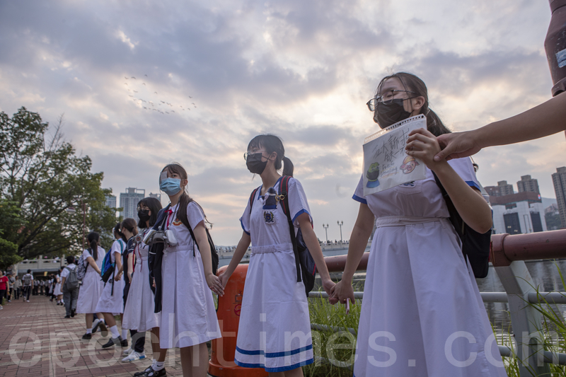9月19日，香港沙田舉行聯校人鏈活動表達反送中訴求，中學生手牽手由城門河之瀝源橋、翠榕橋環繞一周，場面震撼。（余鋼／大紀元）
