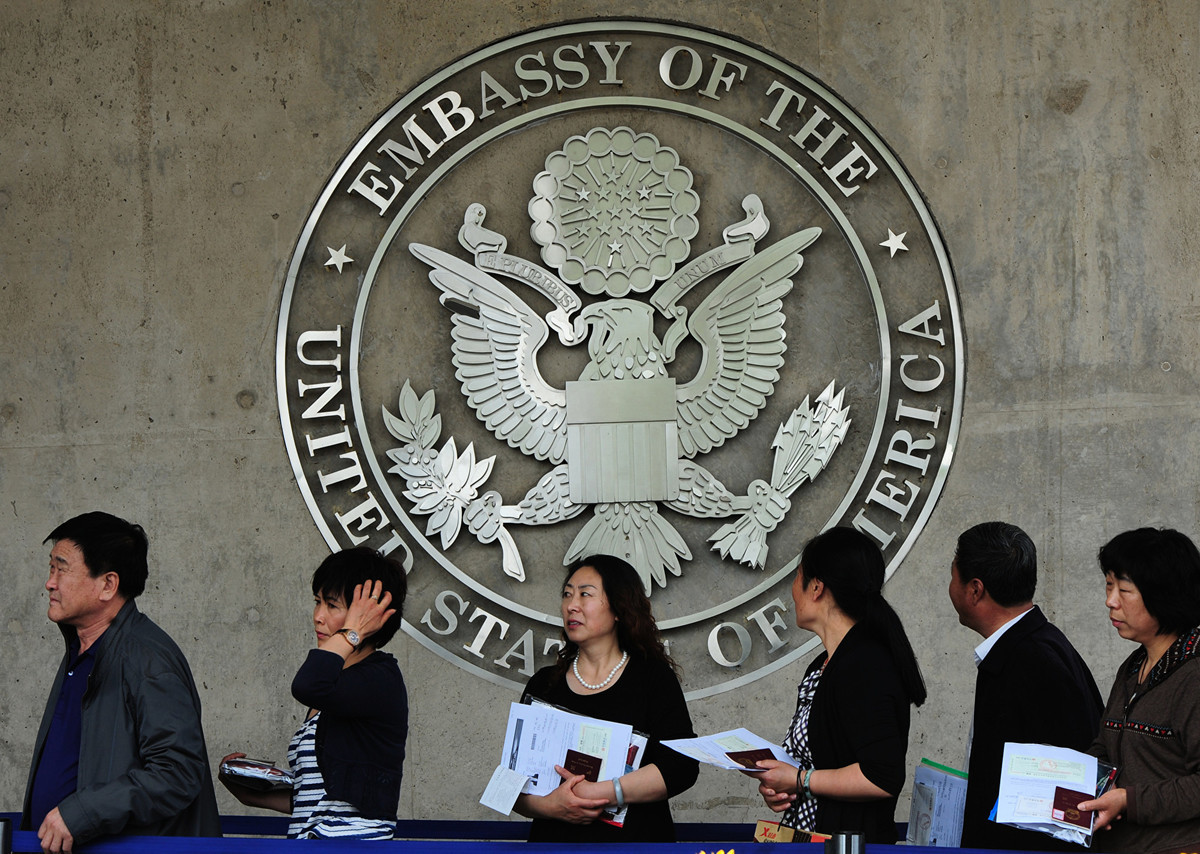 在美國駐華大使館排隊等待提交材料的簽證申請者。（MARK RALSTON/AFP/GettyImages）