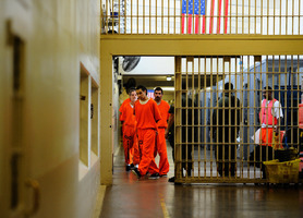 美國加州計劃提前釋放7.6萬囚犯 引發關注