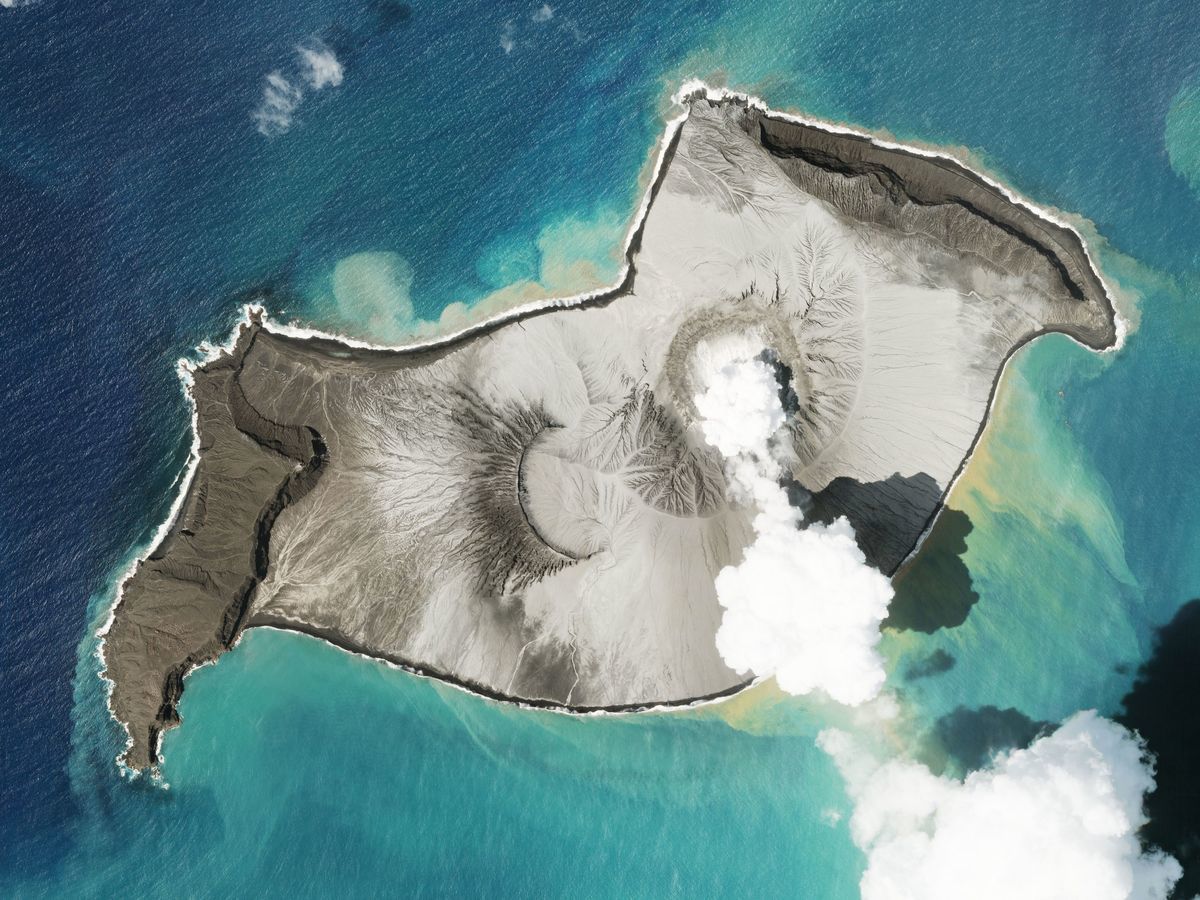 湯加火山從2021年底開始活躍，2022年1月11日，科學家認定該火山進入休眠狀態，沒想到幾天後火山就大噴發。圖為2022年1月7日，洪加湯加—洪加哈派海底火山空照圖。（Handout/c 2022 Planet Labs PBC./AFP）