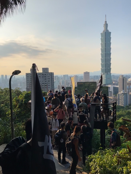在台香港人10月1日自發舉辦活動，他們下午3時15分從中國銀行台北分行出發，遊行至台北市信義區的象山，呼籲人們用良知告別中共。（在台港人Sky提供）