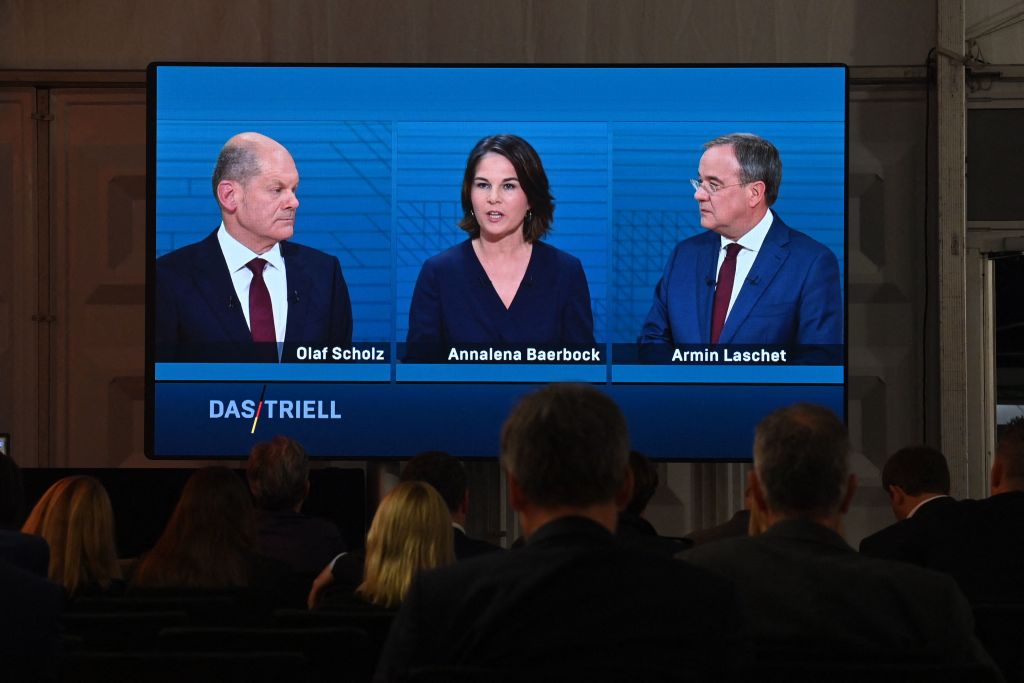 9月12日晚，德國三位總理候選人進行了第二次電視辯論。左為舒爾茨、中為貝爾伯克，右為拉謝特。（JOHN MACDOUGALL/AFP via Getty Images）