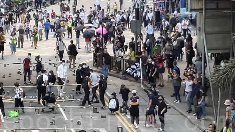 2019年11月13日，香港幾近全城癱瘓 港府變相宣佈停工停課。圖為抗爭者在中環設置路障。（郭威利／大紀元）