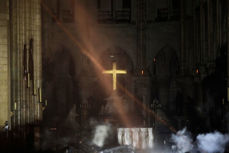 巴黎聖母院大火屋頂燒垮 十字架屹立不倒