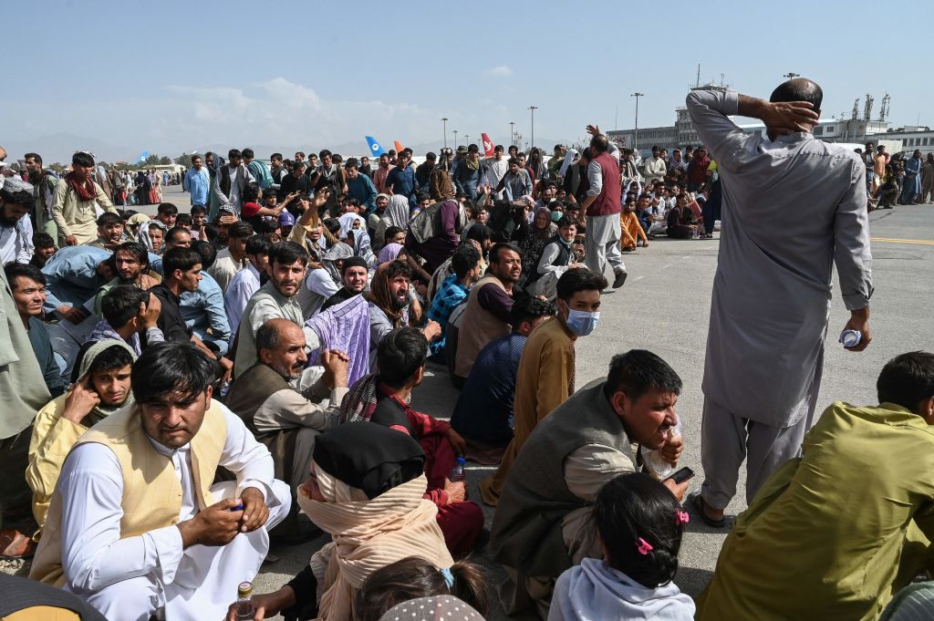 2021年8月16日，大量阿富汗人在喀布爾機場等待逃離。（WAKIL KOHSAR/AFP via Getty Images）