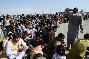 塔利班毆打逃往機場的阿富汗人 影片曝光