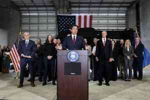 特朗普走訪佛州「鱷魚惡魔島」非法移民拘留所