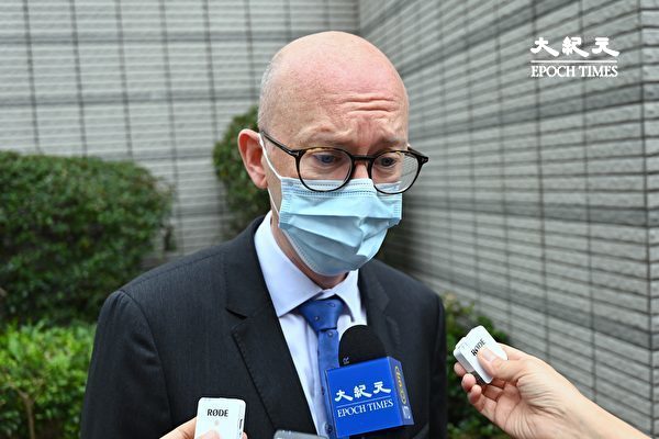 2021年4月16日，香港「8.18集會」與「8.31集會」案進行宣判程序。歐盟駐香港辦事處副主任韋理斯（Charles Whiteley）前來關注。（宋碧龍／大紀元）