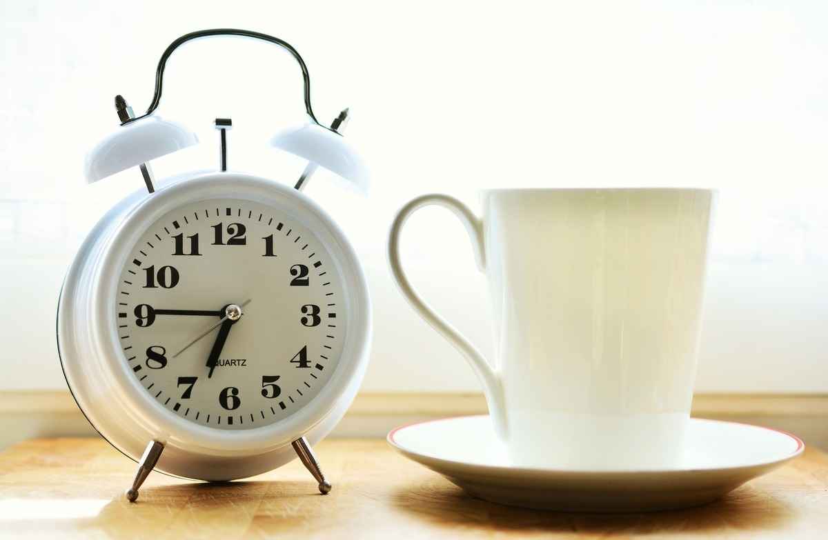 有專家建議人們在早上養成3個習慣，有助於讓自己一整天都感到比較快樂。此為示意早晨的鬧鐘。（Pixabay）