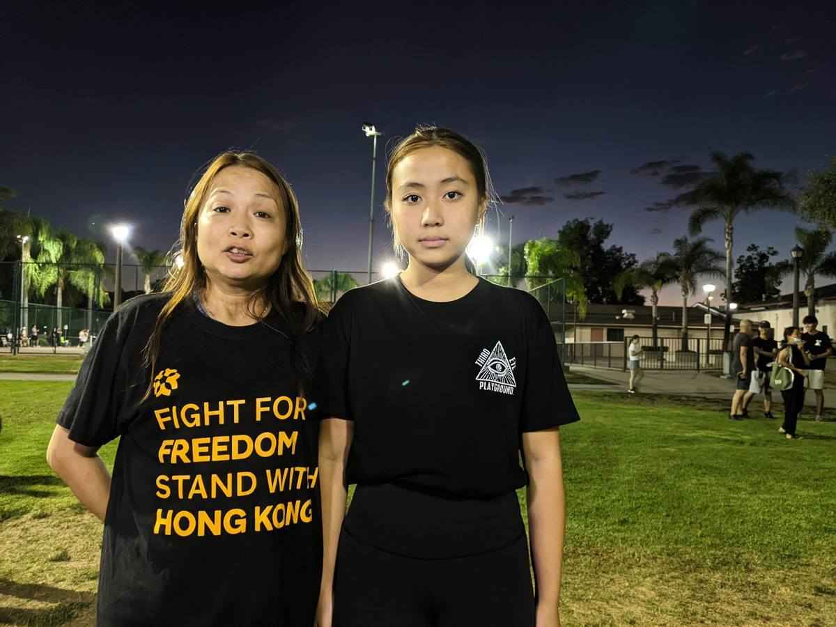 2022年8月31日，在《港區國安法》實施後選擇移居美國的April Gong（左）帶著16歲的女兒Venus Wong參與紀念8‧31香港太子地鐵站事件三周年活動。（徐曼沅／大紀元）