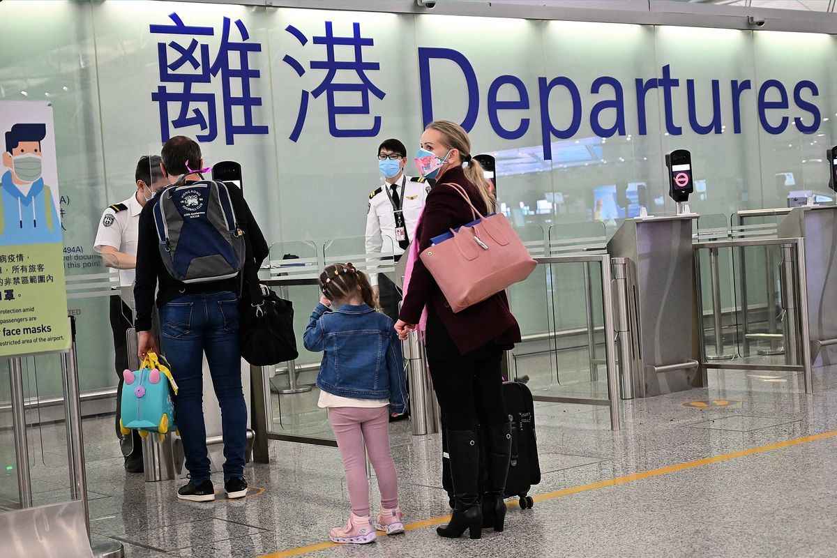 2022年3月6日，COVID-19（新冠病毒）疫情限制之際，一些外籍家庭離開香港赤鱲角（Chek Lap Kok）國際機場。（Peter Parks/AFP via Getty Images）