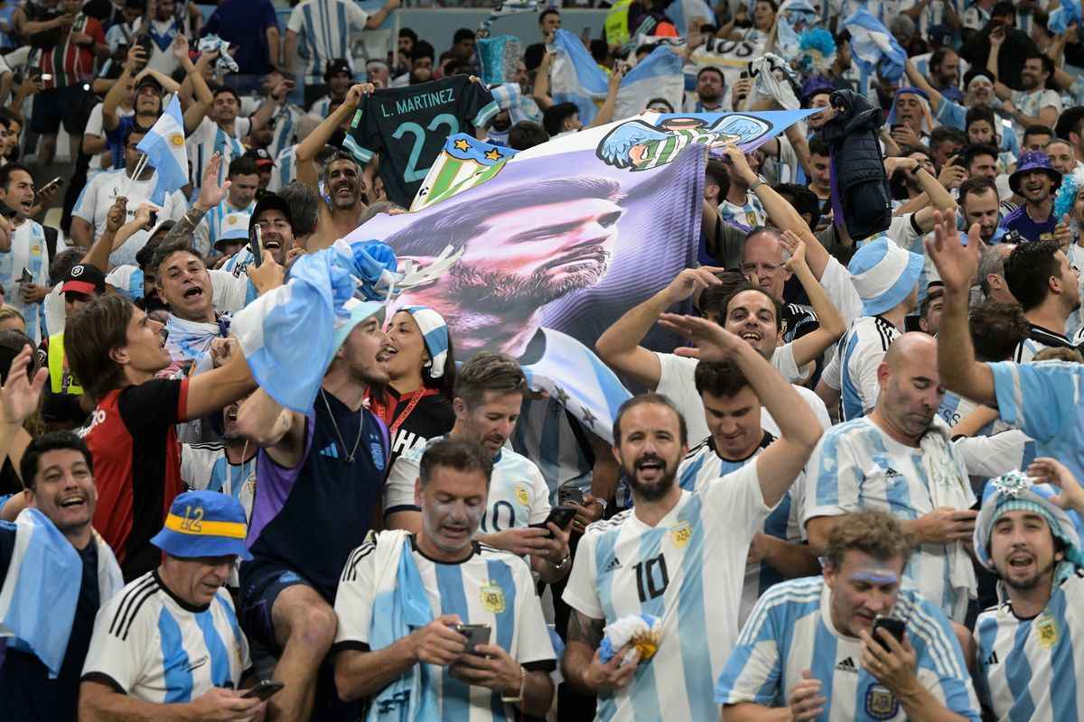 阿根廷與墨西哥比賽中的阿根廷球迷。（Juan Mabromata/AFP via Getty Images）