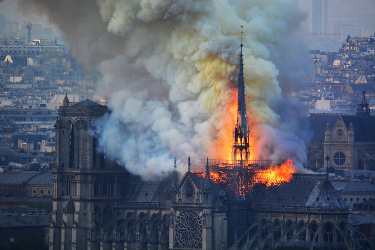 4月15日晚，巴黎聖母院發生重大火災，震動全球。火光熊熊，大教堂的標誌性塔尖墜落，木質屋頂被燒燬。（HUBERT HITIER/AFP/Getty Images）