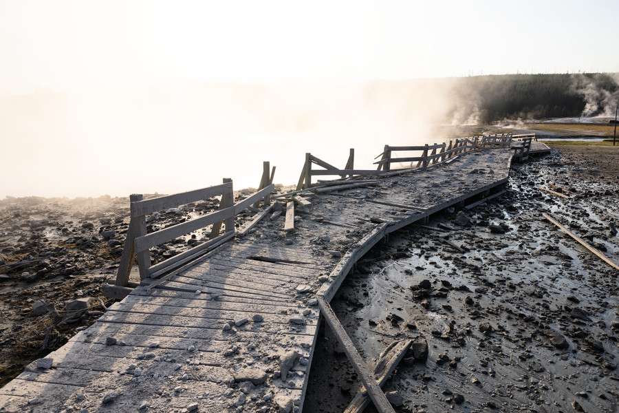 美國黃石公園Biscuit盆地發生巨大「水熱爆炸」