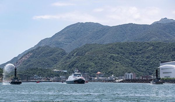 塔江軍艦返港，拖駁艇噴水歡迎。（軍聞社提供）
