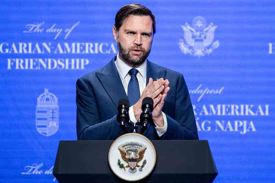 美軍再次轟炸伊朗哈爾克島 萬斯重申戰略不變