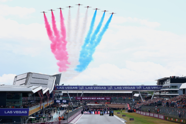 2025年7月6日,F1英國站在銀石賽道進行。麥拿侖再次包攬冠亞軍,「東道主」車手羅禮士(Lando Norris)率先衝線,皮亞斯特利(Oscar Piastri)位居第二,索伯車隊德國車手賀根堡位居第三。圖為飛行表演瞬間。(Clive Rose/Getty Images)