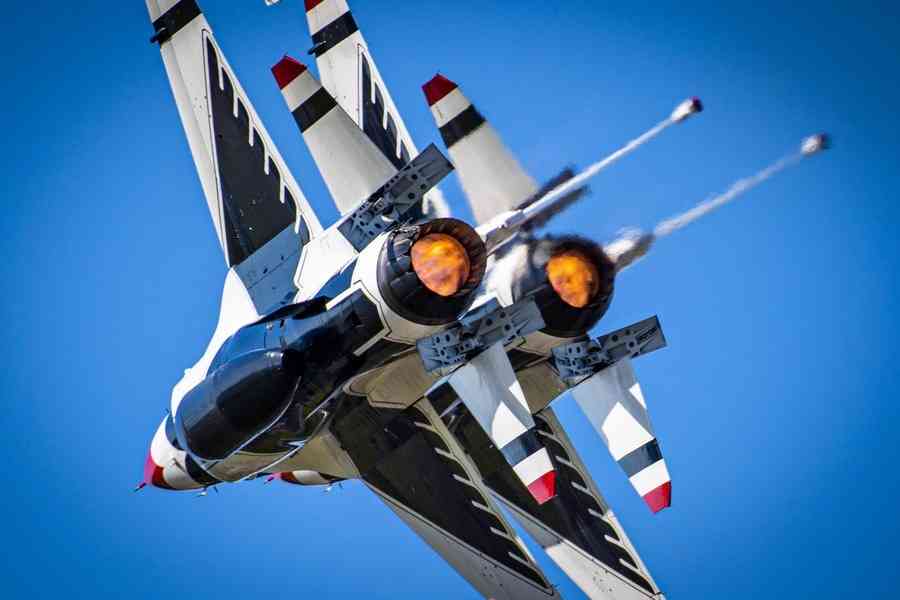 美雷鳥中隊F-16訓練時墜毀 飛行員彈射脫險