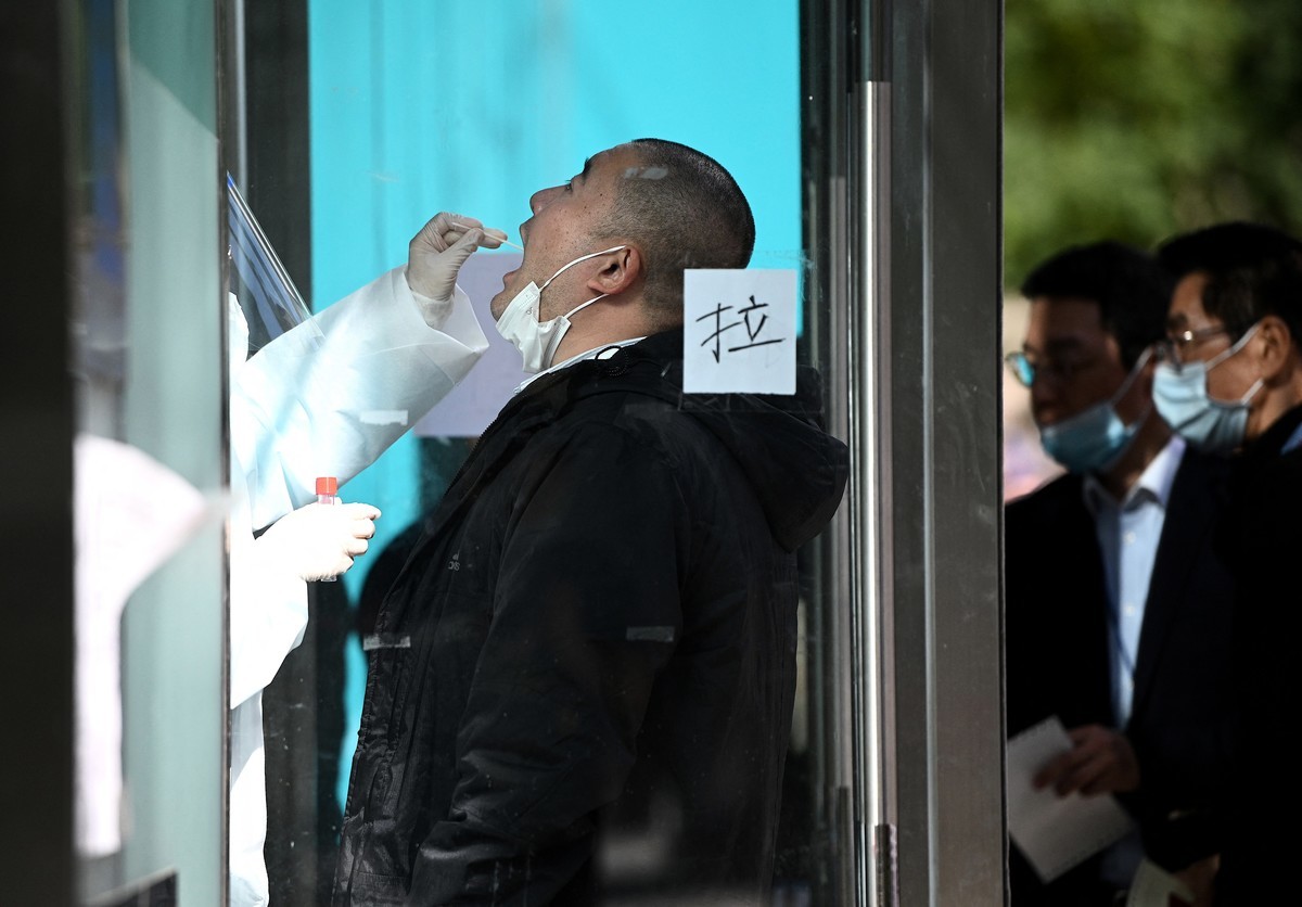 2021年10月26日，中國北京市，一位市民正接受COVID-19（中共病毒、新冠病毒）的檢測。（NOEL CELIS/AFP via Getty Images）