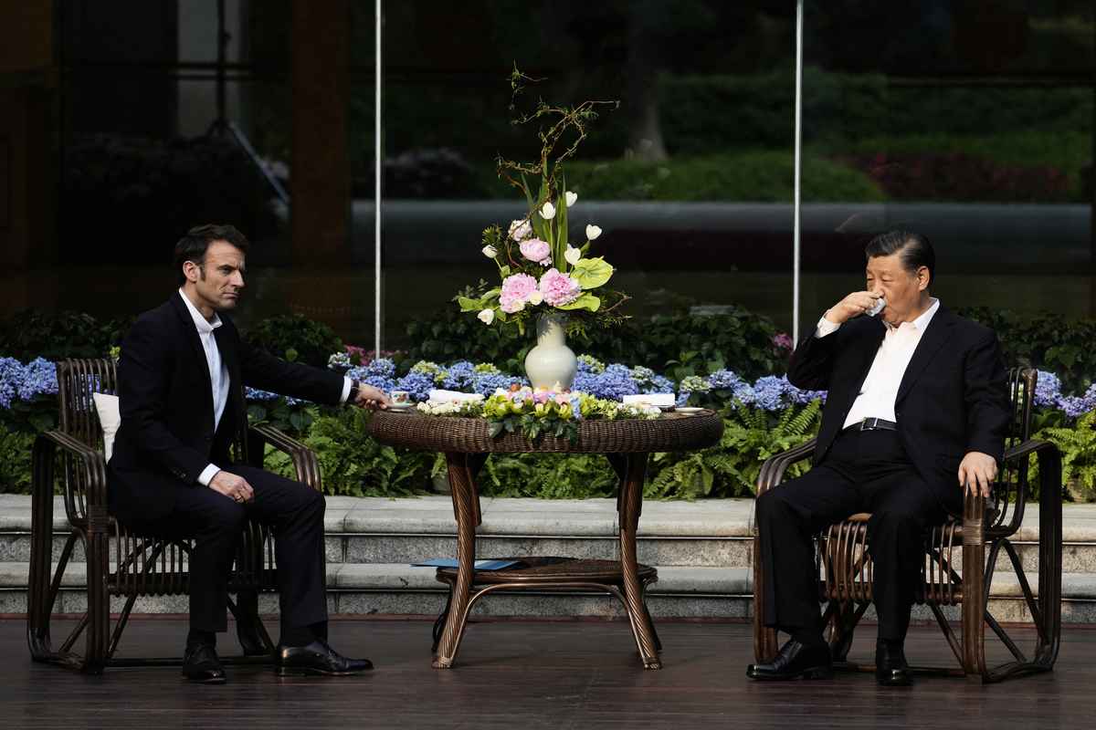 2023年4月7日，中共國家主席習近平和法國總統馬克龍在廣州故居品茶。（Thibault Camus/POOL/AFP）