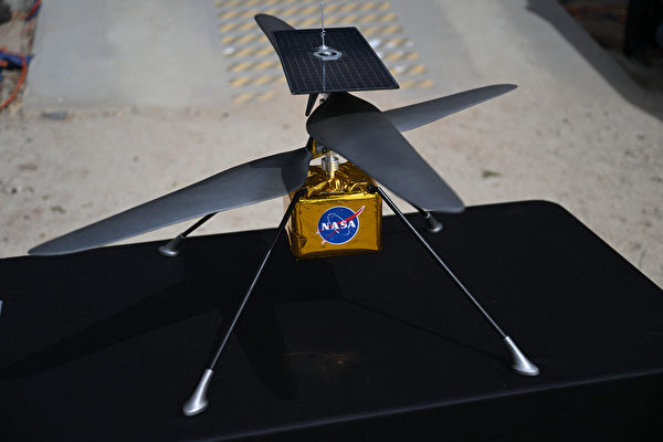 2023年4月11日,美國加州帕薩迪納(Pasadena),美國太空總署(NASA)局長尼爾森(Bill Nelson)訪問噴氣推進實驗室(Jet Propulsion Laboratory,簡稱JPL)期間,現場展示火星樣本取回任務(Mars Sample Return mission)的火星直升機(Mars Helicopter)模型。(Patrick T. Fallon/AFP)
