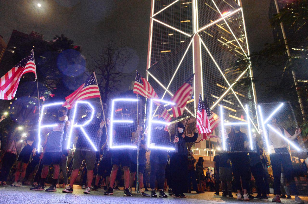 10月14日晚，「香港人權民主法案集氣大會」在中環遮打花園舉行，大會宣佈有超過13萬人參加。圖為德輔道上的民眾。（宋碧龍/大紀元）