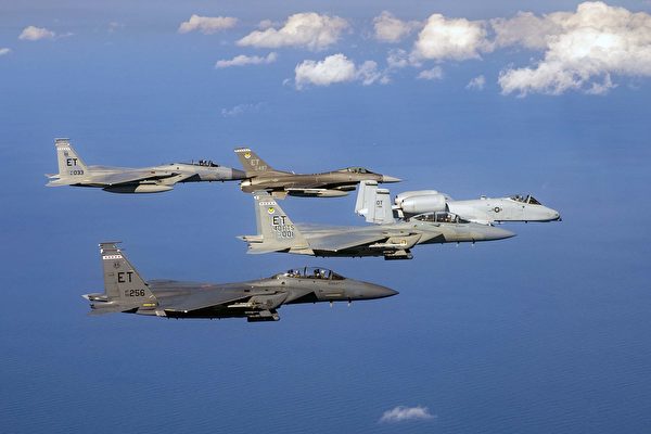 2022年1月31日，美軍第40飛行測試中隊的第4代戰鬥機編隊在佛羅里達州埃格林空軍基地附近飛行，包括A-10、F-15和F-16。是意圖與本文無關。（美國空軍）
