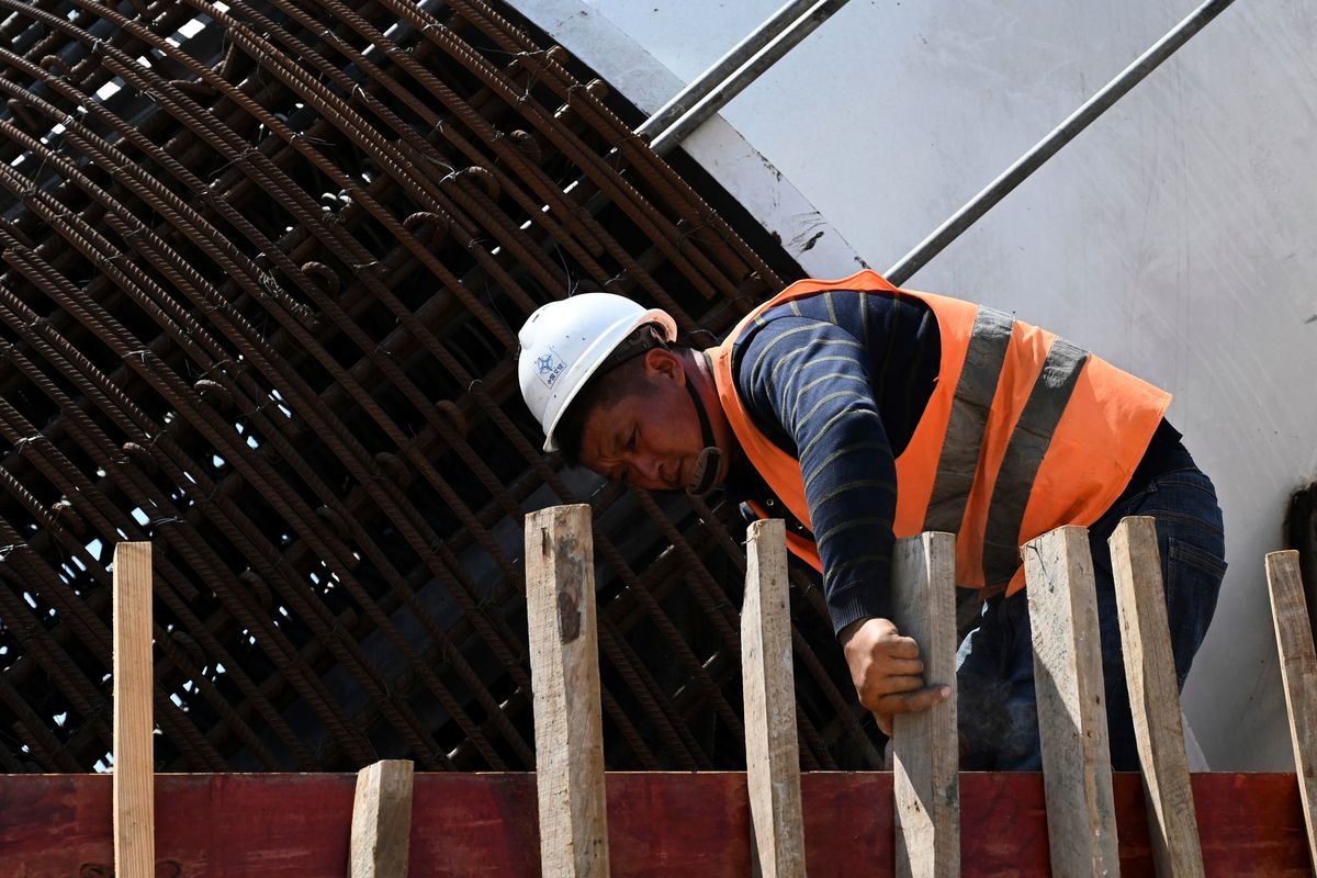 在這張照片中，2020年2月24日，一名中國勞工在斯里蘭卡科倫坡（Colombo）一個填海造地的建築工地上工作，這是中共「一帶一路」倡議的一部份。（ISHARA S. KODIKARA/AFP via Getty Images）
